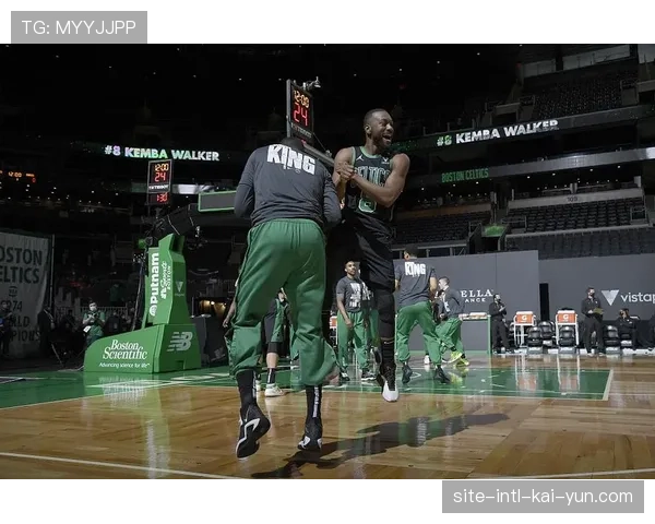 尼克斯构筑钢铁防线 迈克布朗盛赞五人如一线相连